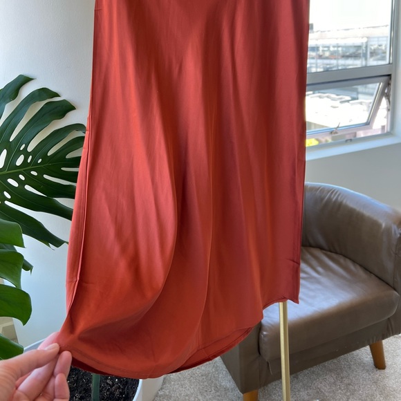 Beautiful burnt orange silky midi skirt - Picture 2 of 3